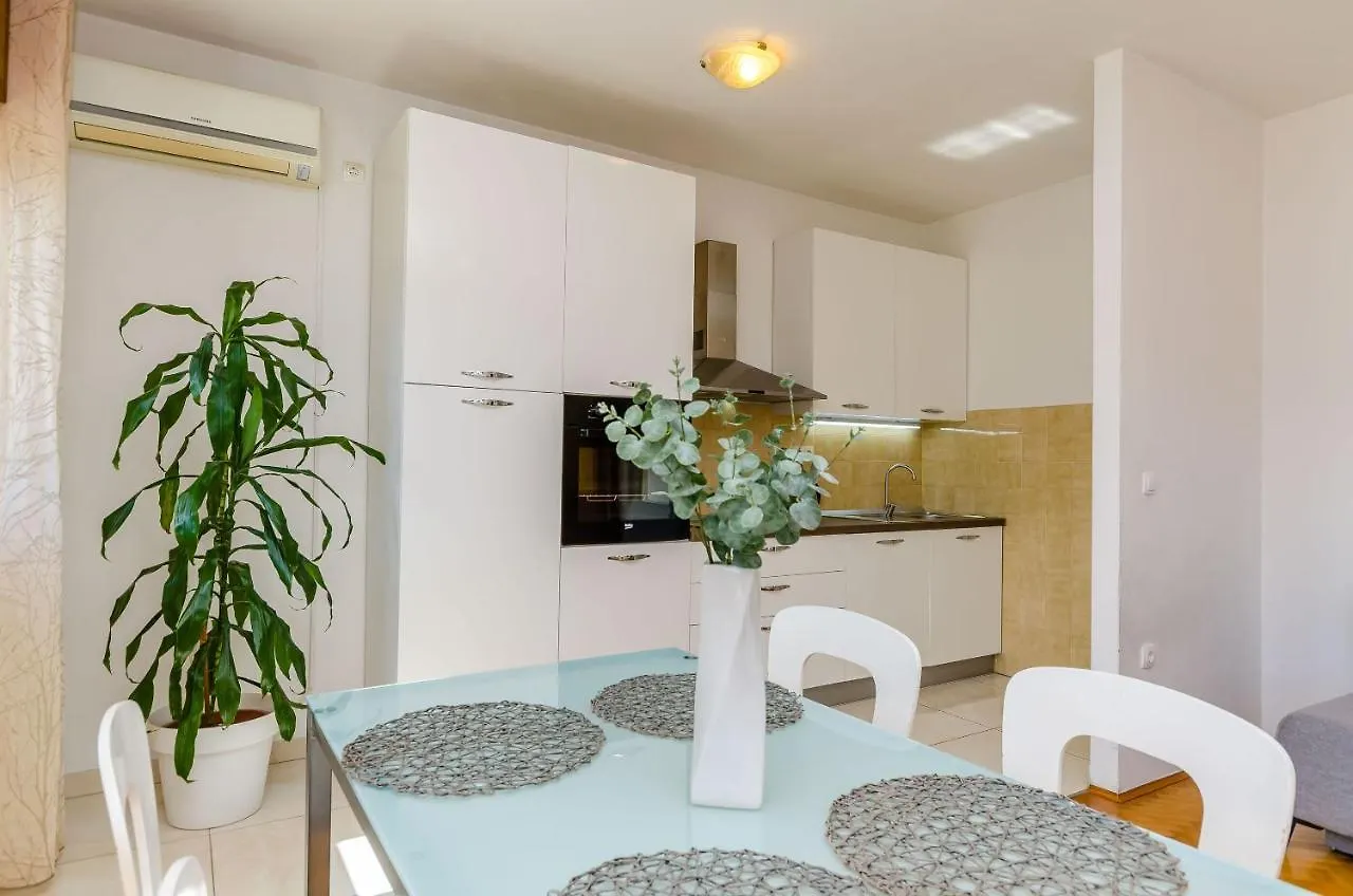 Apartments Marin Two 特罗吉尔